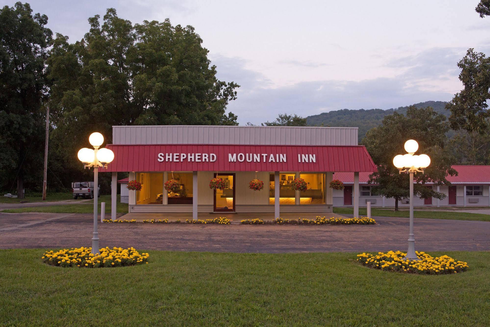 Shepherd Mountain Inn & Suites Pilot Knob 外观 照片
